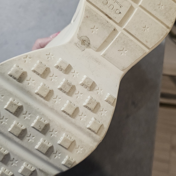 Gucci Off-White Sneakers with Signature Stripe - Picture 4 of 4